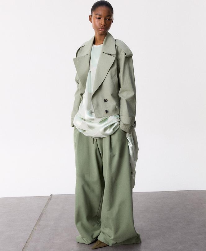 Trench en popeline de coton, robe en chiffon de viscose et pantalon de survêtement en coton, Dries Van Noten, 1 265 €, 2 450 € et 395 €, driesvannoten.com
