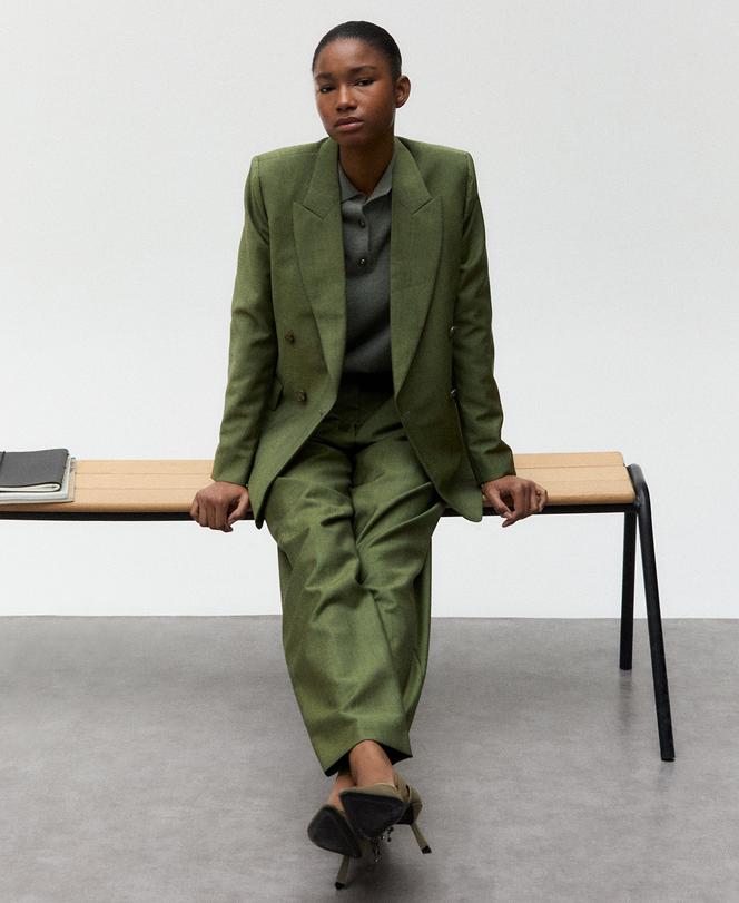 Blazer et pantalon en laine, Paul Smith, 1 085 € et 640 €, paulsmith.com  ; polo Classic, en baby cashmere, Loro Piana, 1 700 €, fr.loropiana.com  ; escarpins en toile, ornés de cristaux, Prada, 1 450 €, prada.com 