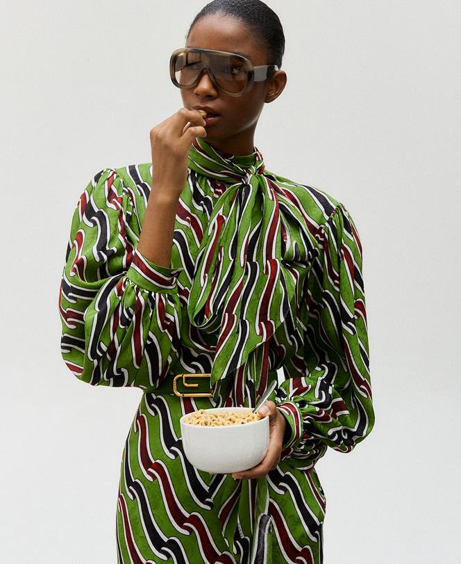 Robe en soie, 4 500 €, lunettes en acétate, 450 €, et ceinture en cuir, 550 €, Gucci, gucci.com