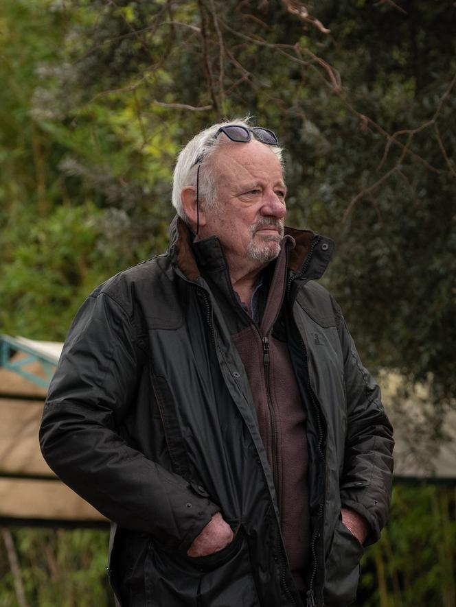 Patrick Eutrope, ancien agent d’EDF, atteint d’un cancer diagnostiqué en 2017 après quarante années de travail dans les réseaux électriques. Chez lui à Monteux (Vaucluse), le 8&nbsp;janvier 2026. 