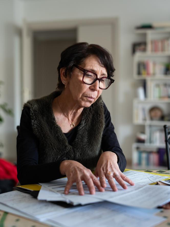 Yasmina Loubard-Boulmaiz présente le dossier qu’elle a monté avec l’accompagnement du Giscope 84, chez elle à Carpentras (Vaucluse), le 8 janvier 2026.