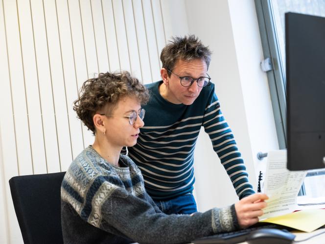 Moritz Hunsmann, chercheur au CNRS et codirecteur du Giscope 84, avec Florette Rat, chargée d’études au CNRS, à l’université d’Avignon (Vaucluse), le 14 janvier 2026.