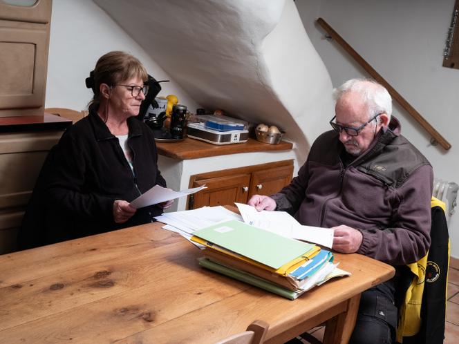 Patrick Eutrope et son épouse, Isabelle, parcourent les documents du dossier de reconnaissance de cancer d’origine professionnelle monté avec le Giscope 84, chez eux à Monteux (Vaucluse), le 8 janvier 2026.