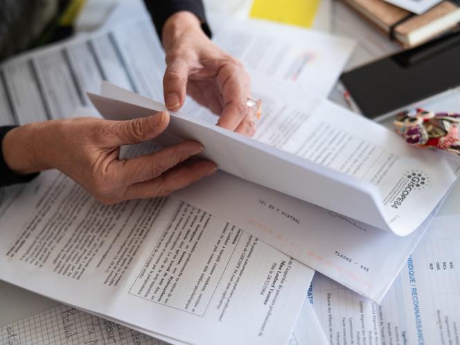 Une patiente montre le dossier constitué avec le Giscope 84&nbsp;qui documente et recense l’exposition à des substances cancérogènes pendant sa carrière professionnelle, alors qu’elle est en rémission d’un cancer. A Carpentras (Vaucluse), le 8&nbsp;janvier&nbsp;2026. 