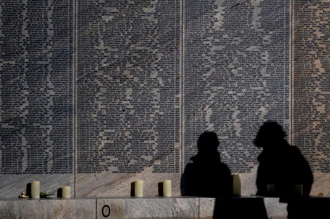 Des visiteurs devant le Mur des noms à Vienne, le 10&nbsp;novembre 2021.
