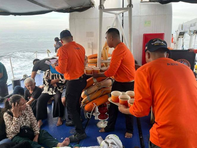 Des passagers secourus du naufrage du ferry M/V « Trisha-Kerstin-3 », dans les eaux d’Isabela City (Philippines), le 26 janvier 2026.