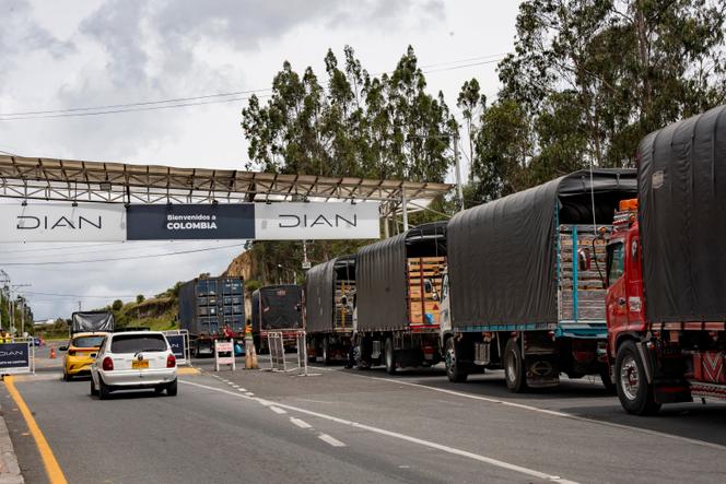 Des camions attendent pour traverser le pont de Rumichaca, à la frontière entre la Colombie et l’Equateur, à Ipiales (Colombie), le 21 janvier 2026.
