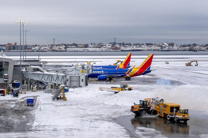 Des équipes de maintenance déneigent la voie de circulation de l’aéroport LaGuardia, à New York, le 26&nbsp;janvier 2026.