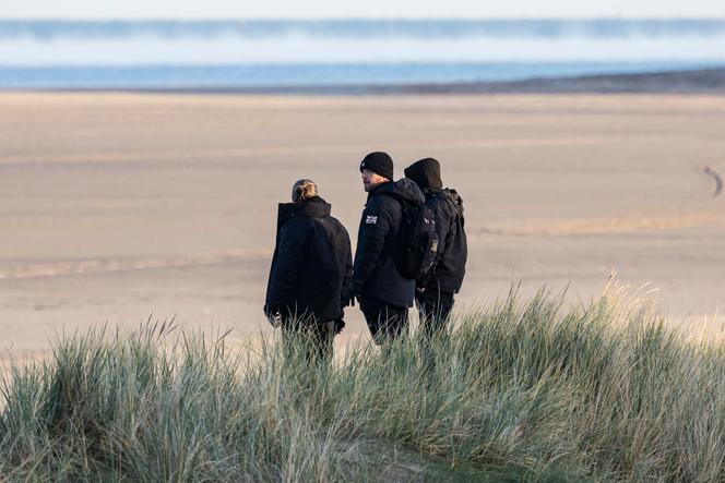 Des militants d’extrême droite britanniques surveillent la plage de Gravelines (Nord), afin d’empêcher des migrants de traverser la Manche, le 5 décembre 2025.