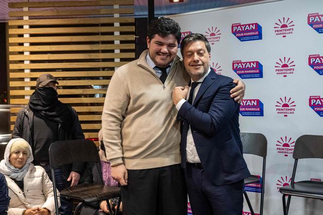 Le militant antidrogue Amine Kessaci et le maire sortant de Marseille et candidat à sa réélection Benoit Payan (divers gauche), à Marseille, le 26&nbsp;janvier&nbsp;2026.
