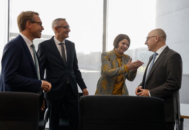 De gauche à droite&nbsp;: Marc Henrichmann, président de la commission parlementaire chargée de superviser les services de renseignement fédéraux, Martin Jäger, président du service fédéral de renseignement (BND), Martina Rosenberg, présidente du service de contre-espionnage militaire (MAD), et Sinan Selen, chef de l’Office de protection de la Constitution, avant une audition devant une commission de contrôle du Bundestag, à Berlin, le 13&nbsp;octobre 2025. 