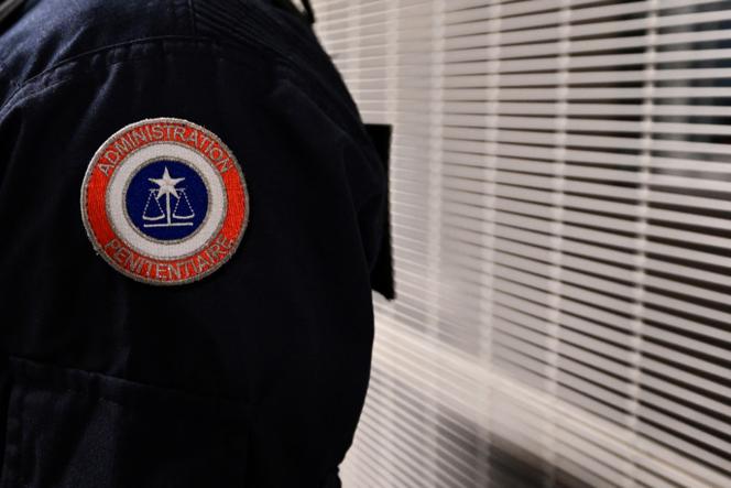 Agente penitenciário da prisão de Baumettes, em Marselha, 16 de dezembro de 2025. 