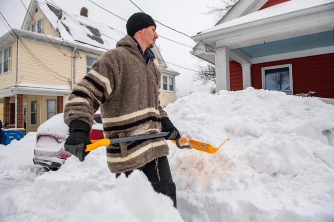 Un homme déneige sa maison à Winthrop (Massachusetts), aux Etats-Unis, le 26&nbsp;janvier 2026.