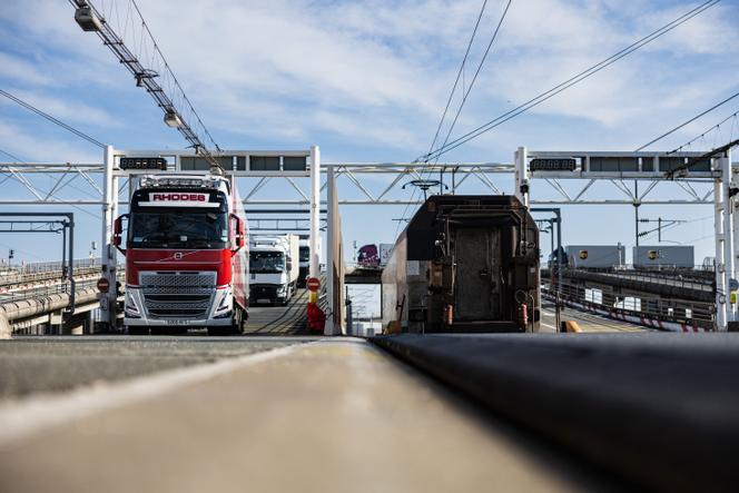Des camions attendent d’embarquer à bord d’une navette Eurotunnel pour se rendre en Grande-Bretagne par le tunnel sous la Manche, à Coquelles (Pas-de-Calais), le 4&nbsp;avril 2025. 