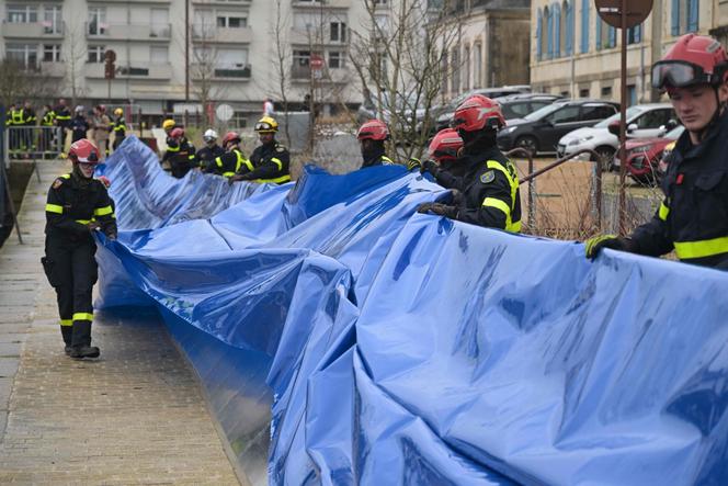 Des agents de la protection civile installent des barrières anti-inondation à Redon (Ille-et-Vilaine), le 26&nbsp;janvier 2026.