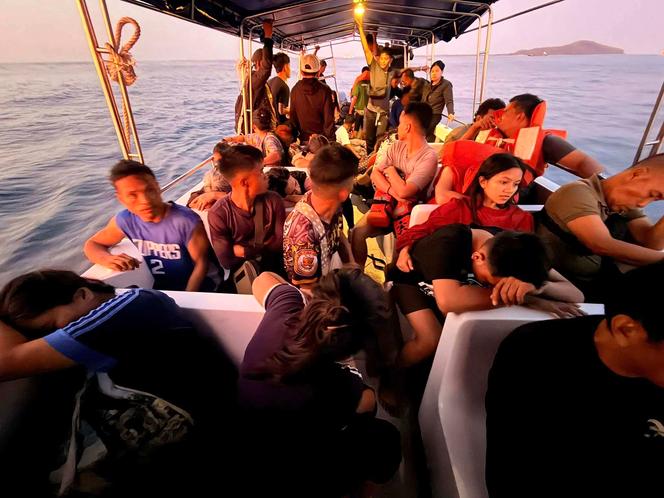 Des passagers secourus du naufrage du ferry M/V Trisha Kerstin, dans les eaux d’Isabela City (Philippines), le 26&nbsp;janvier 2026. 