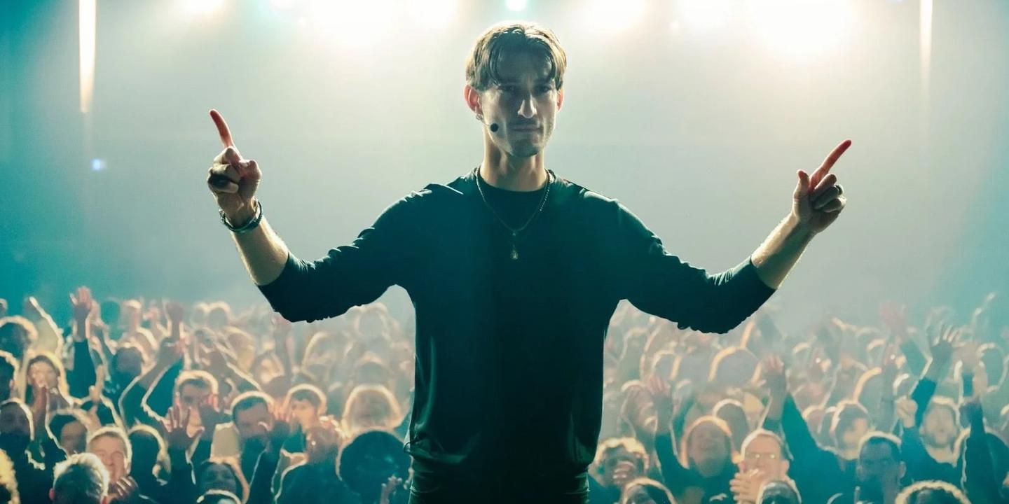 Gourou » : un thriller survolté sur le cauchemar d'un coach en  développement personnel, porté par l'acteur Pierre Niney