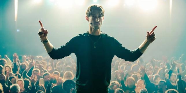 « Gourou » : un thriller survolté sur le cauchemar d’un coach en développement personnel, porté par l’acteur Pierre Niney