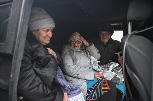Des habitants lors de leur évacuation d’un village situé en première ligne, dans l’oblast de Zaporijia (Ukraine), le 27 janvier 2026.