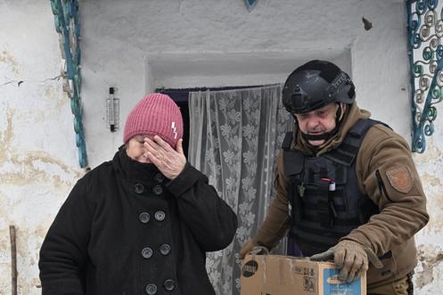 Lors de l’évacuation d’une habitante d’un village situé en première ligne, dans l’oblast de Zaporijia (Ukraine), le 27 janvier 2026.