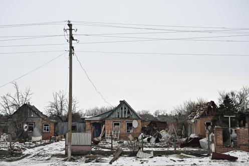 Des maisons endommagées par des frappes aériennes russes, dans l’oblast de Zaporijia (Ukraine), le 27 janvier 2026.