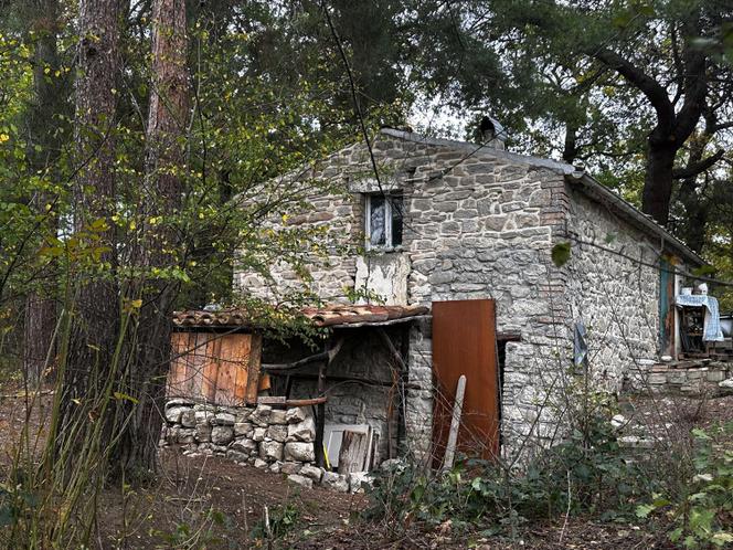 La maison où vivaient Nathan Trevallion, Catherine Birmingham et leurs trois enfants, dans la forêt des Abruzzes, le 21 novembre 2025.