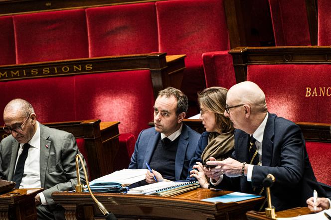 Le premier ministre, Sébastien Lecornu, discute avec la ministre de l’action et des comptes publics, Amélie de Montchalin, à l’Assemblée nationale, à Paris, le 27&nbsp;janvier 2026.