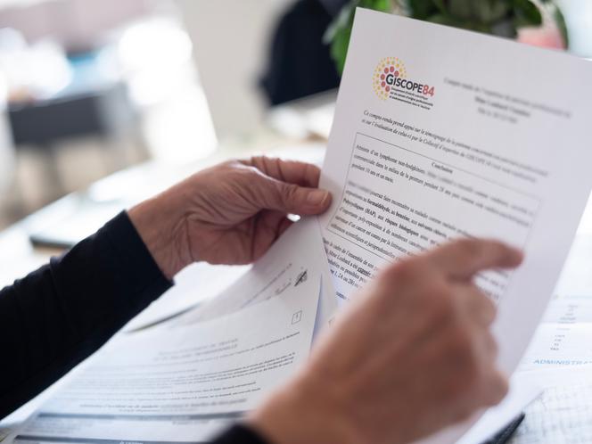 Une femme montre le dossier constitué avec le GISCOPE84 après le diagnostic de son lymphome, à Carpentras (Vaucluse), le 8 janvier 2026.