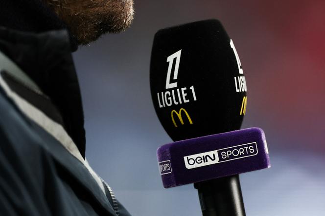 Un micro de la chaîne BeIN Sports, en marge d’un match de Ligue 1&nbsp;entre le Paris Saint-Germain et le RC Lens, au Parc des Princes, à Paris, le 2&nbsp;novembre 2024.