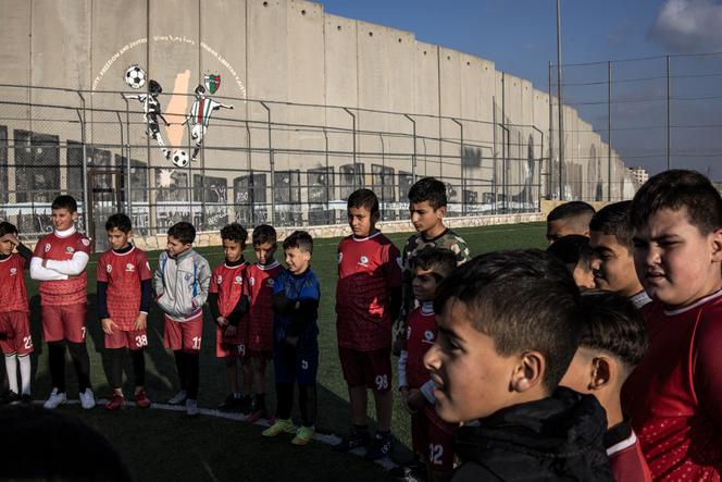 Sur le terrain de football du camp de réfugiés d’Aïda, en Cisjordanie occupée, des jeunes Palestiniens participent à une séance d’entraînement, le 16&nbsp;décembre 2025.