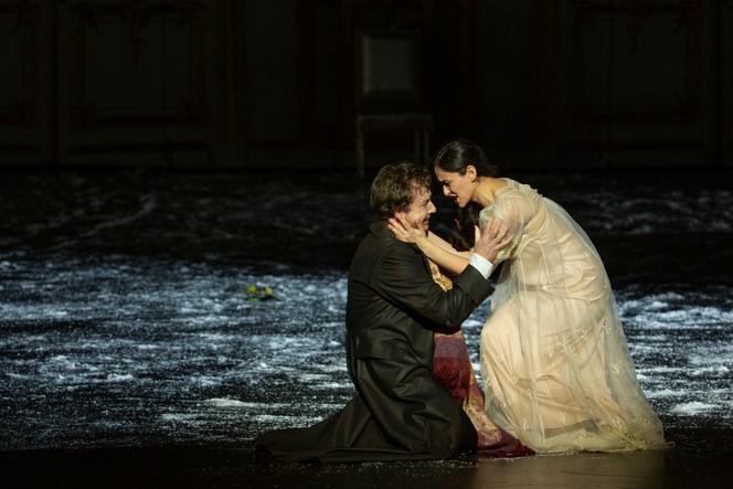 Boris Pinkhasovich (Eugène Onéguine) et Ruzan Mantashyan (Tatiana) dans « Eugène Onéguine », de Piotr Ilitch Tchaïkovski, mis en scène par Ralph Fiennes, à l’Opéra national de Paris, le 22 janvier 2026.