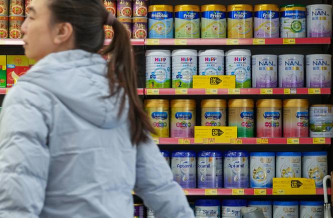 Uma secção de leite infantil num supermercado em Hong Kong, 7 de janeiro de 2026.