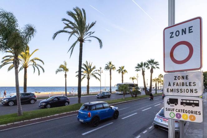 Panneau indiquant une zone à faibles émissions (ZFE)  sur la promenade des Anglais, à Nice, le 2&nbsp;janvier 2026.