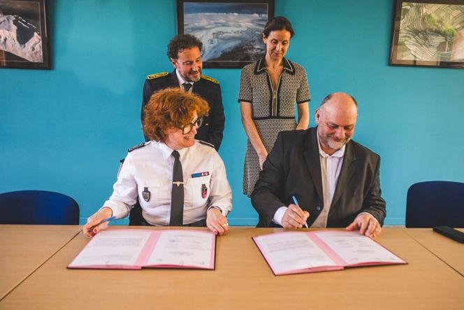 Le préfet des Landes, Gilles Clavreul, au côté de Charlotte Parmentier-Lecocq, ministre déléguée à l’autonomie et aux personnes handicapées, assiste à la signature d’un partenariat entre la directrice départementale de la police nationale des Landes, Agnès Mazin-Bottier, et le directeur général de l’Adapei des Landes, Pierre-Matthieu Kahn, à Mont-de-Marsan, le 28 avril 2025.