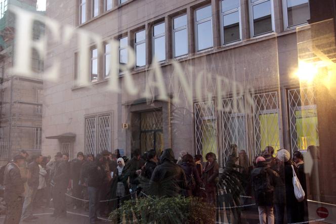 Devant le bureau «&nbsp;Migration et Intégration&nbsp;» à la préfecture de Caen, le 14&nbsp;novembre&nbsp;2011.