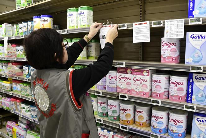 Notes d’information sur le retrait de laits infantiles, en raison de la potentielle présence d’une toxine, le céréulide, dans un supermarché à Domloup (Ille-et-Vilaine), le 26&nbsp;janvier&nbsp;2026.