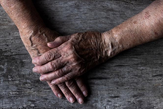 Les mains d’une personne âgée sont photographiées à Pont-Audemer (Eure), le 27 août 2025.
