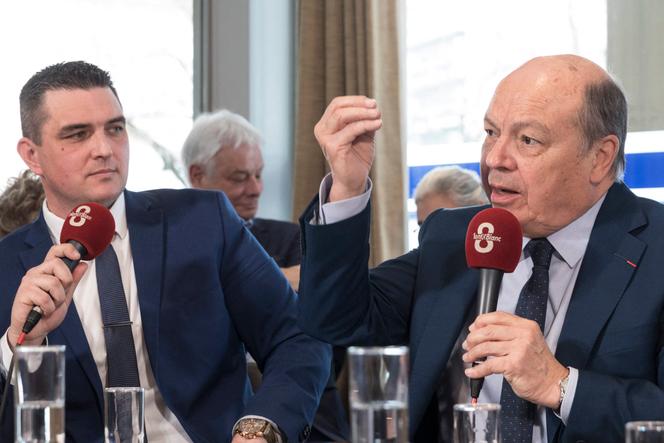 Maxime Gaconnet et Christian Dupessey lors d’un débat lors des municipales 2020, à Annemasse, le 25&nbsp;février&nbsp;2020.