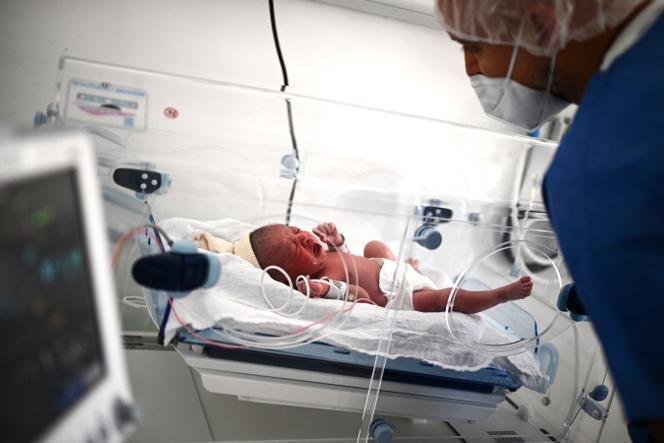 Un père et sa fille, quelques instants après la naissance, dans le service de maternité d’un hôpital parisien, le 29 juin 2022.