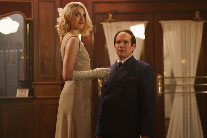 Margaret Qualley (Elizabeth Weiland) et Ethan Hawke (Lorenz Hart), dans « Blue Moon », de Richard Linklater.