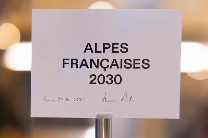 Cartaz anunciando a concessão dos Jogos de Inverno de 2030 aos Alpes franceses, na sede do Comitê Olímpico e Esportivo Nacional Francês, em Paris, em 22 de janeiro de 2026.