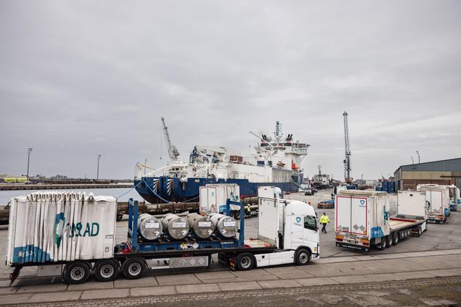 Des cylindres d’uranium en provenance de Russie sont déchargés dans le port de Dunkerque (Nord), le 20&nbsp;mars&nbsp;2023.