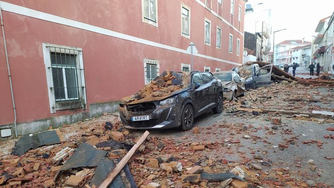 Des voitures abîmées après l’effondrement du toit d’un bâtiment suitr au passage de la tempête Kristin à Figueira da Foz (Portugal), le 28 janvier 2026. 