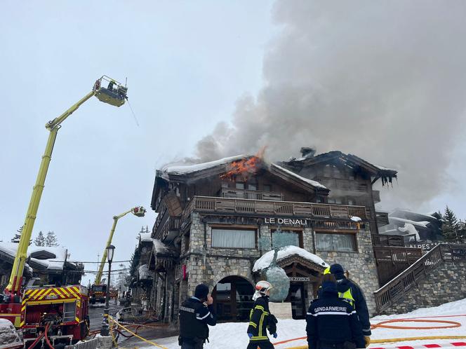 Les pompiers sur le site de l’hôtel cinq étoiles des Grandes Alpes, à Courchevel (Savoie), le 28 janvier 2026.