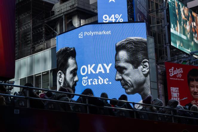 Une publicité de la plateforme américaine Polymarket met en scène les deux candidats à la mairie de New York, Zohran Mamdani et Andrew Cuomo, le jour du scrutin. A New York, le 4&nbsp;novembre&nbsp;2025.