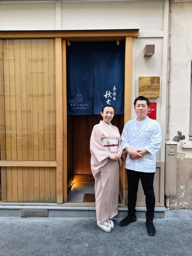 Chef Yuichiro Akiyoshi e sua esposa, Misuzu, em frente ao seu restaurante, 59, rue Letellier, Paris 15.