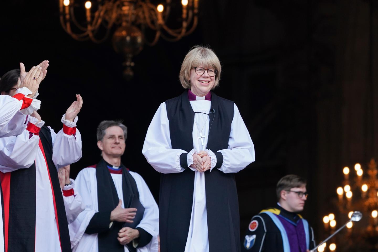 Sarah Mullally devient officiellement cheffe de l’Eglise anglicane d’Angleterre