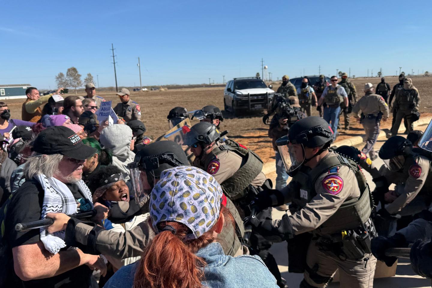 Au Texas, la manifestation pacifique pour la libération de Liam Ramos, 5 ans, arrêté par l’ICE, a été dispersée au gaz lacrymogène