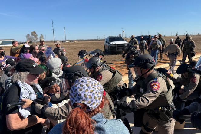 Confrontos entre manifestantes e policiais durante manifestação em Dilley (Texas, Estados Unidos), 28 de janeiro de 2026.