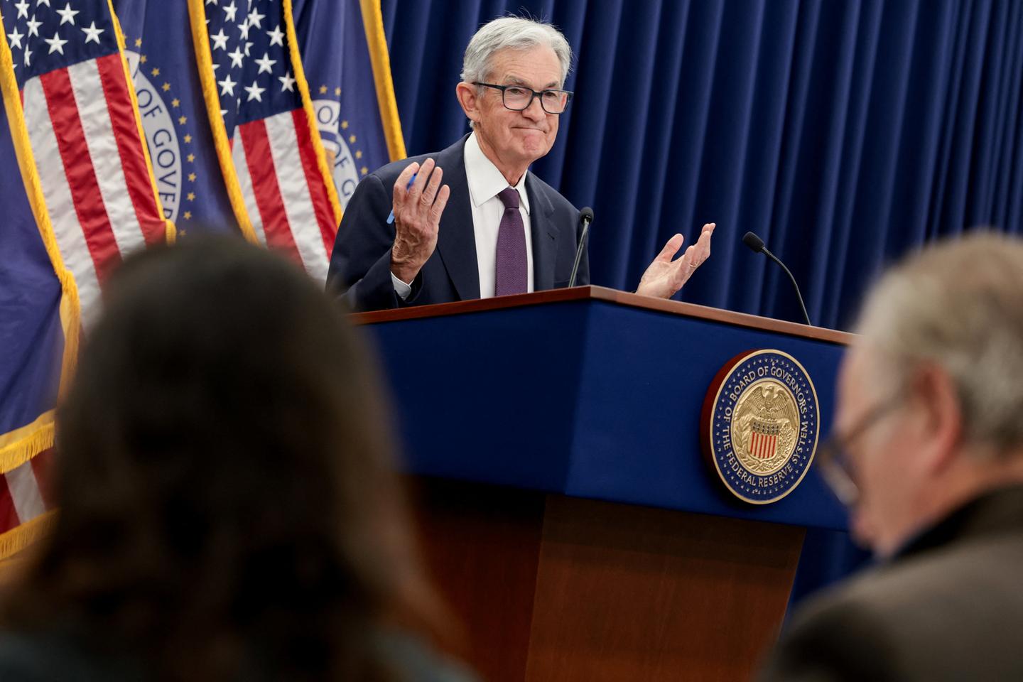 La Fed interrompt la baisse des taux, confrontée à la chute du dollar et aux pressions de Donald Trump